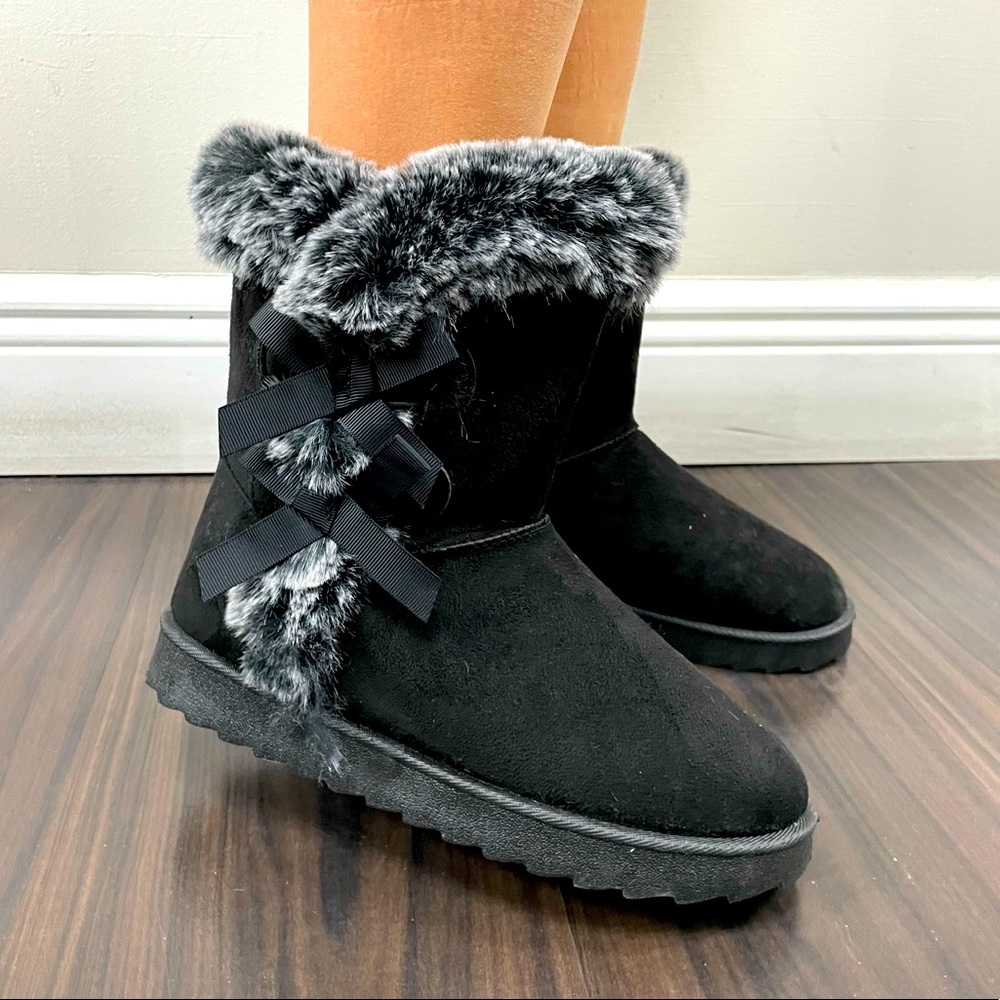 Black fur snow boot